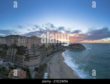 Tropea, Italie, 16 décembre 2023 : vue panoramique sur la plage de Rotonda et la vieille ville colorée de Tropea en Calabre au coucher du soleil, en Europe Banque D'Images