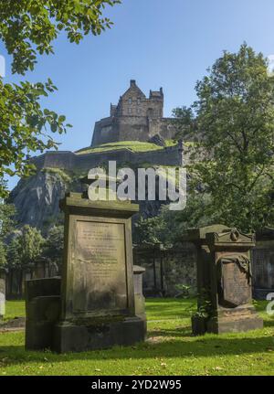 Château d'Édimbourg vu d'un ancien cimetière dans le Extrémité ouest de la ville Banque D'Images