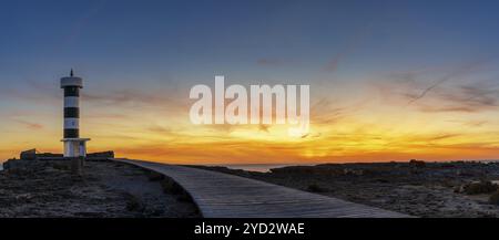 Une vue panoramique du phare de Colonia Sant Jordi à Majorque au coucher du soleil Banque D'Images