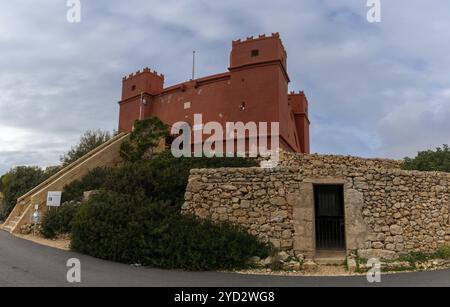 Mellieha, Malte, 21 décembre 2023 : vue sur la forteresse historique et la Tour Sainte-Agatha à Malte sous un ciel couvert, Europe Banque D'Images