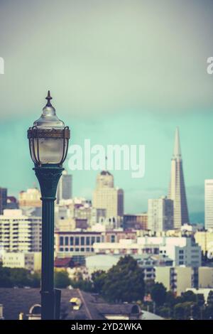 Style rétro Photo de l'horizon de San Francisco avec lampe vintage en premier plan et l'espace de copie Banque D'Images