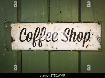 Café rétro rustique signe sur une devanture en bois vert Banque D'Images