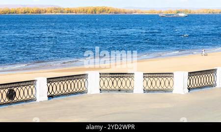 Vue sur le remblai de la Volga avec plage de sable Banque D'Images