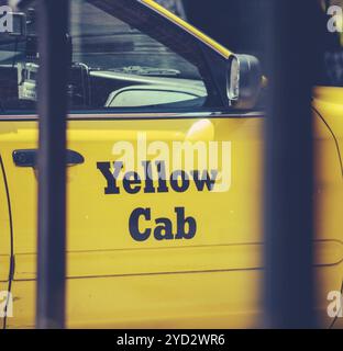 Photo rétro de style vintage d'Une scène urbaine occupée d'Un détail de cabine jaune Banque D'Images