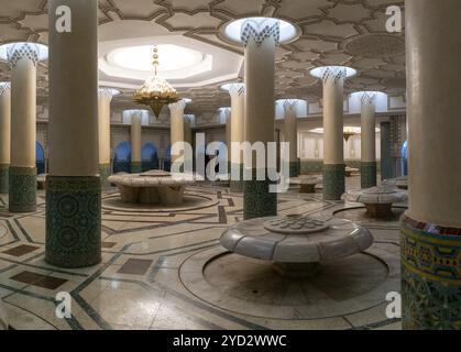 Casablanca, Maroc, 29 mars 2024 : fontaines de source de fleurs de lotus sculptées en marbre dans les bains souterrains de la mosquée Hassan II à Casablanca, A. Banque D'Images