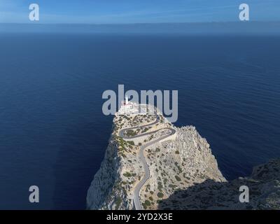 Une vue drone du phare du Cap de Formentor sur Majorque Banque D'Images