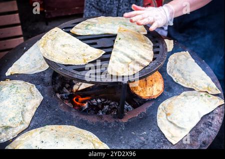 Cuisson de tartes ouzbèkes traditionnelles appétissantes Banque D'Images