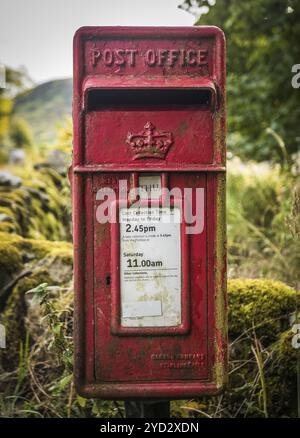 Un poste de Village Vintage britannique ou Mail Box Banque D'Images