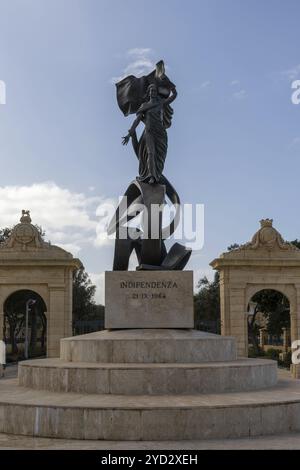 La Valette, Malte, 23 décembre 2023 : vue rapprochée verticale de la statue de l'indépendance de Malte dans le centre-ville de la Valette, en Europe Banque D'Images