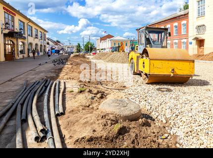 Rouleau de route travaillant sur la construction d'une nouvelle route Banque D'Images