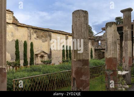 Pompéi, Italie, 25 novembre 2023 : cour et intérieur d'une maison patricienne noble dans l'ancienne ville de Pompéi, en Europe Banque D'Images