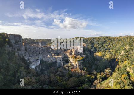 Une vue drone du village médiéval fortifié de Sorano en Toscane Banque D'Images