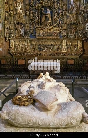 Burgos, Espagne, 14 avril 2024 : tombeau de l'évêque et autel doré dans la cathédrale de Burgos, en Europe Banque D'Images