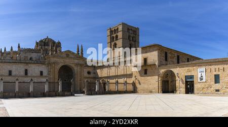 Zamora, Espagne, 11 avril 2024 : vue panoramique de la cathédrale de Zamora et de la place de la cathédrale, Europe Banque D'Images