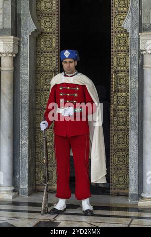 Rabat, Maroc, 30 mars 2024 : vue rapprochée d'une garde d'honneur à l'entrée du tombeau de Mohammed V dans le centre-ville de Rabat, en Afrique Banque D'Images