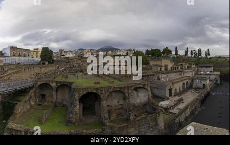 Ercolano, Italie, 25 novembre 2023 : vue de l'ancienne cité romaine excavée d'Herculanum près de Naples, en Europe Banque D'Images
