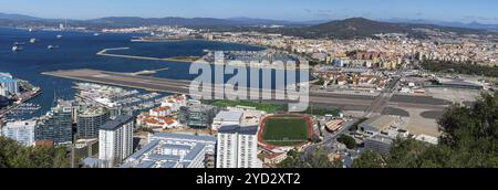 Gibraltar, Royaume-Uni, 27 avril 2024 : vue panoramique de Gibraltar et de l'aéroport avec la Linea et la frontière espagnole derrière, l'Europe Banque D'Images