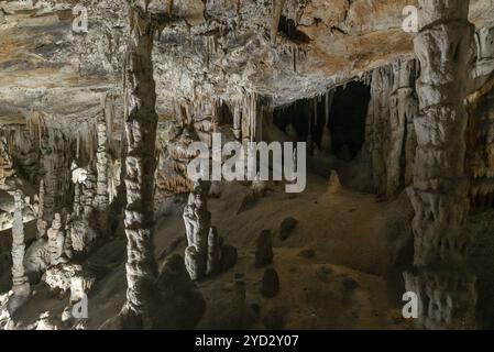 Campanet, Espagne, 27 janvier 2024 : vue détaillée des formations rocheuses à l'intérieur des caves de Campanet dans le nord de Majorque, Europe Banque D'Images