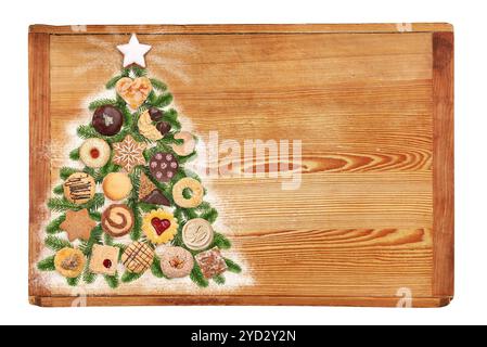 Arbre de Noël fait de biscuits faits maison sur un plateau de pâte Banque D'Images