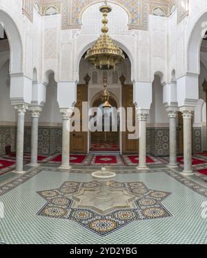 Meknès, Maroc, 5 mars 2024 : salle du patio intérieur du mausolée de Moulay Isma'il dans le centre-ville de Mekens, Afrique Banque D'Images