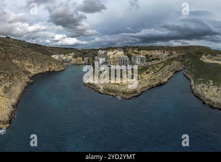 Vue drone du village et de la baie de Xlendi sur l'île de Gozo à Malte Banque D'Images