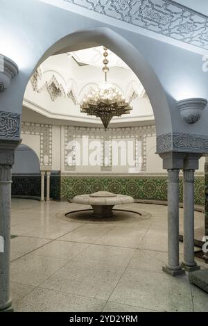 Casablanca, Maroc, 29 mars 2024 : fontaines de source de fleurs de lotus sculptées en marbre dans les bains souterrains de la mosquée Hassan II à Casablanca, A. Banque D'Images