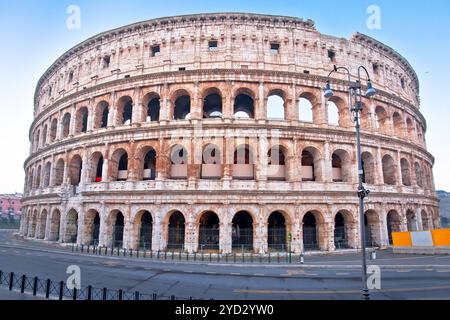 Rome. Colisée de Rome vue sur la rue vide Banque D'Images
