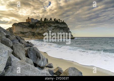 Tropea, Italie, 16 décembre 2023 : vue de l'église Santa Maria dell'Isola sur son promontoire rocheux à Tropea au coucher du soleil, en Europe Banque D'Images