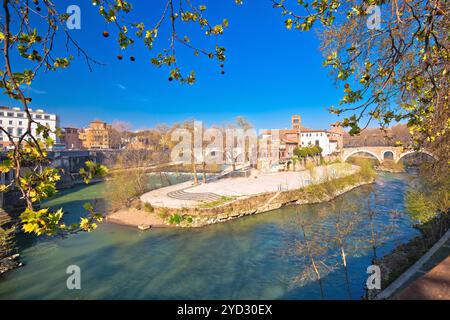 Rome. Tibre Island ou Isola Tiberina sur la rivière à Rome vue, la Basilique de la sont Bartholomew Banque D'Images
