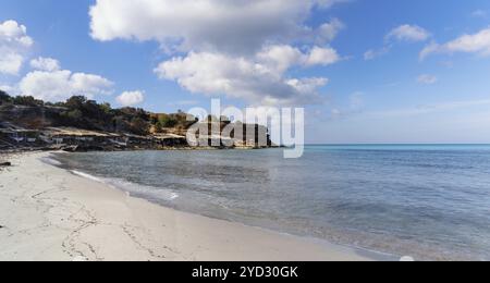 De nombreuses anciennes cabanes de pêche et garages de bateaux à la plage de Cala Saona et crique sur l'île de Formentera Banque D'Images