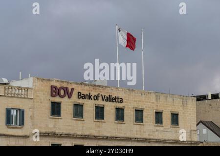 La Valette, Malte, 23 décembre 2023 : vue du bâtiment du siège de la Banque de la Valette à la Valette avec le drapeau maltais sur le toit, Europe Banque D'Images
