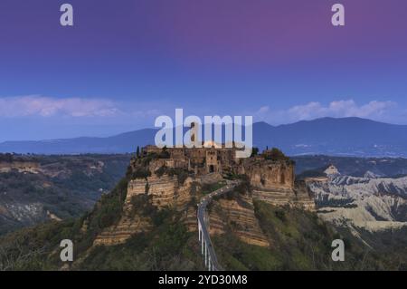 Bagnoregio, Italie, 17 novembre 2023 : vue sur le vieux village fortifié de Civita di Bagnoregio, au sommet d'une colline, dans le centre de l'Italie, au coucher du soleil, en Europe Banque D'Images