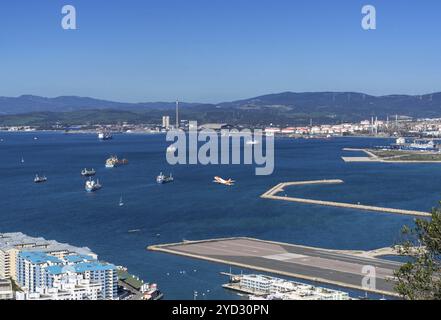 Gibraltar, Royaume-Uni, 27 avril 2024 : un avion décolle de l'aéroport de Gibraltar avec Algeciras Bay derrière, en Europe Banque D'Images