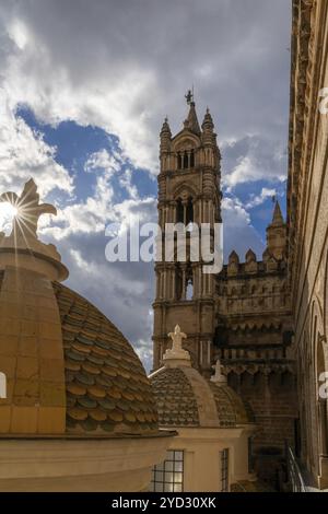 L'un des deux clochers et le toit avec coupoles de la cathédrale de Palerme avec un coup de soleil Banque D'Images