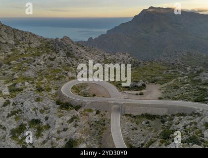 Une vue aérienne du virage en épingle à cheveux nus de sa Corbata dans la Serra Tramuntana de Majorque près du col de Coll de Reis Banque D'Images