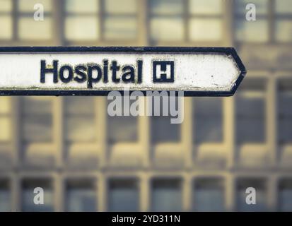 Une Grungy signe pour un service national de santé Hôpital dans une zone urbaine au Royaume-Uni Banque D'Images