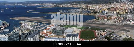 Gibraltar, Royaume-Uni, 27 avril 2024 : vue panoramique de Gibraltar et de l'aéroport avec la Linea et la frontière espagnole derrière, l'Europe Banque D'Images