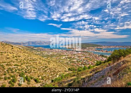 trogir riviera. Vue de la colline à Trogir et la baie de Kastela Banque D'Images
