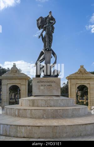 La Valette, Malte, 23 décembre 2023 : vue rapprochée verticale de la statue de l'indépendance de Malte dans le centre-ville de la Valette, en Europe Banque D'Images