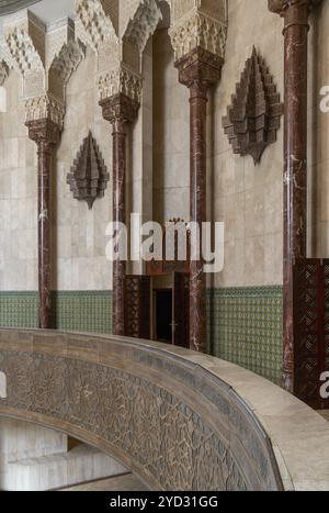 Casablanca, Maroc, 29 mars 2024 : vue rapprochée des portes en cèdre sculptées de la nef latérale de la mosquée Hassan II à Casablanca, Afrique Banque D'Images