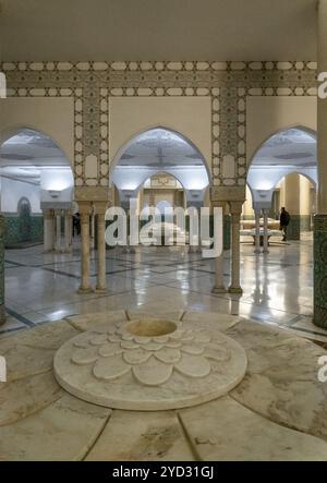 Casablanca, Maroc, 29 mars 2024 : fontaines de source de fleurs de lotus sculptées en marbre dans les bains souterrains de la mosquée Hassan II à Casablanca, A. Banque D'Images