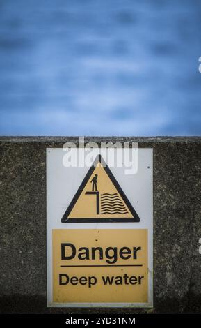 Un danger de profondeur de l'eau signe à côté d'un lac ou d'un réservoir Loch Banque D'Images