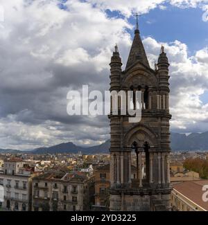 Palerme, Italie, 13 janvier 2024 : clochers et toit avec coupoles de la cathédrale de Palerme, Europe Banque D'Images