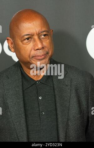 Cologne, Allemagne. 24 octobre 2024. Raoul Peck, un cinéaste haïtien, pose sur le tapis rouge avant la cérémonie de remise des prix du Festival du film de Cologne 2024 à E-Werk à Cologne, en Allemagne, le 24 octobre 2024. (Photo de Ying Tang/NurPhoto) crédit : NurPhoto SRL/Alamy Live News Banque D'Images