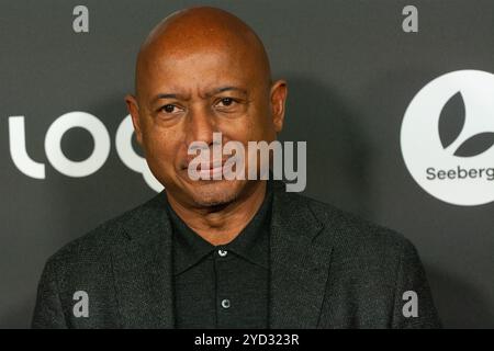 Cologne, Allemagne. 24 octobre 2024. Raoul Peck, un cinéaste haïtien, pose sur le tapis rouge avant la cérémonie de remise des prix du Festival du film de Cologne 2024 à E-Werk à Cologne, en Allemagne, le 24 octobre 2024. (Photo de Ying Tang/NurPhoto) crédit : NurPhoto SRL/Alamy Live News Banque D'Images