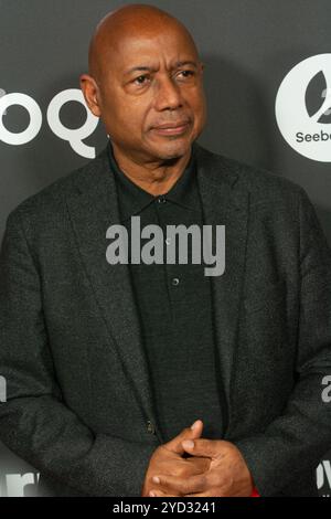 Cologne, Allemagne. 24 octobre 2024. Raoul Peck, un cinéaste haïtien, pose sur le tapis rouge avant la cérémonie de remise des prix du Festival du film de Cologne 2024 à E-Werk à Cologne, en Allemagne, le 24 octobre 2024. (Photo de Ying Tang/NurPhoto) crédit : NurPhoto SRL/Alamy Live News Banque D'Images