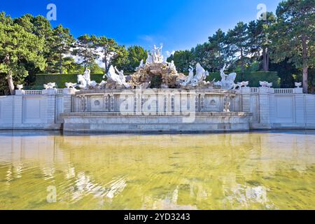 Vienne. Jardin du palais Schonbrunn et vue sur la fontaine de Neptune, Banque D'Images