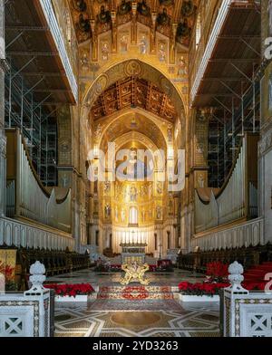 Monreale, Italie, 5 janvier 2024 : vue de la nef centrale et de l'autel de la cathédrale de Monreale en Sicile, Europe Banque D'Images