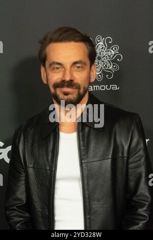 Cologne, Allemagne. 24 octobre 2024. Romano Brusa, un acteur allemand, pose sur le tapis rouge avant la cérémonie de remise des prix du Festival du film de Cologne 2024 à E-Werk à Cologne, Allemagne, le 24 octobre 2024. (Photo de Ying Tang/NurPhoto) crédit : NurPhoto SRL/Alamy Live News Banque D'Images