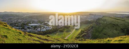 Panorama de la ville d'Édimbourg, Écosse Skyline pendant UN beau coucher de soleil d'été Banque D'Images